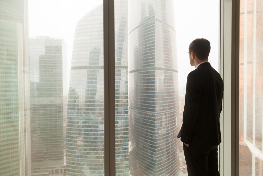 pensamiento crítico en líderes: ejecutivo tomando decisiones bajo incertidumbre