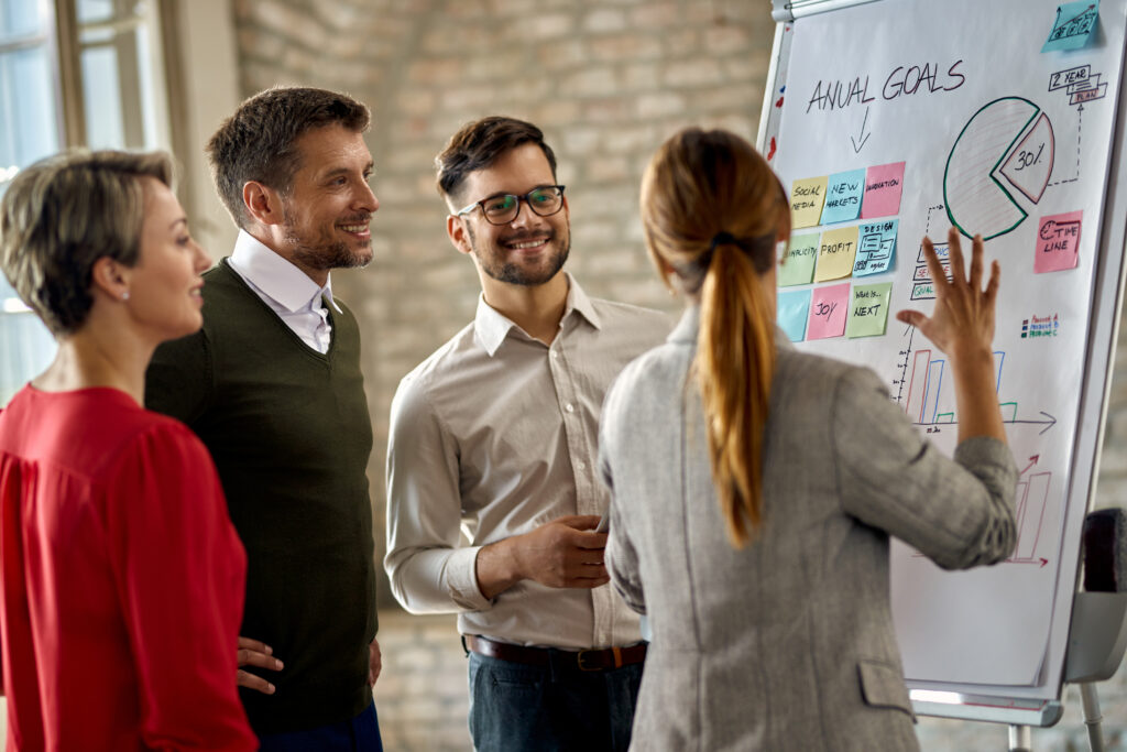 Pensamiento crítico en líderes: equipo analizando decisiones estratégicas