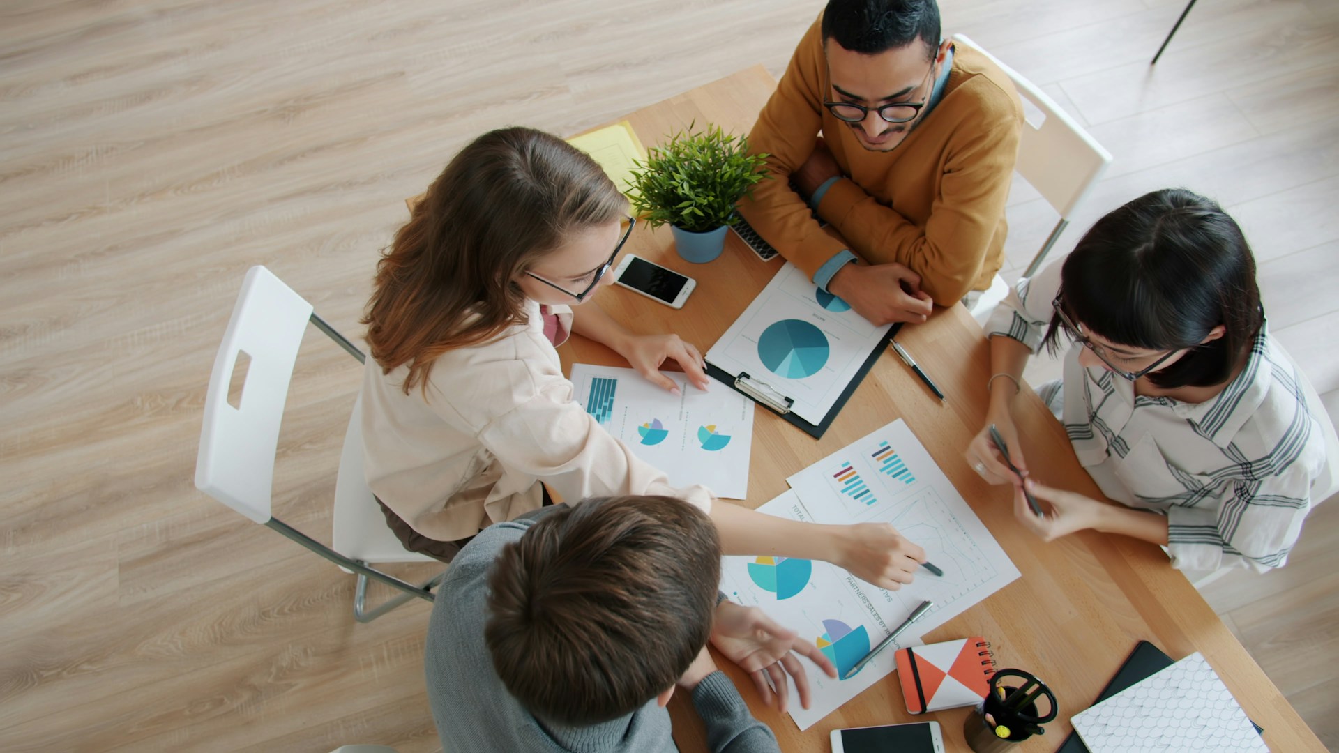 Equipo analizando graficos de datos para la toma de decisiones basada en datos