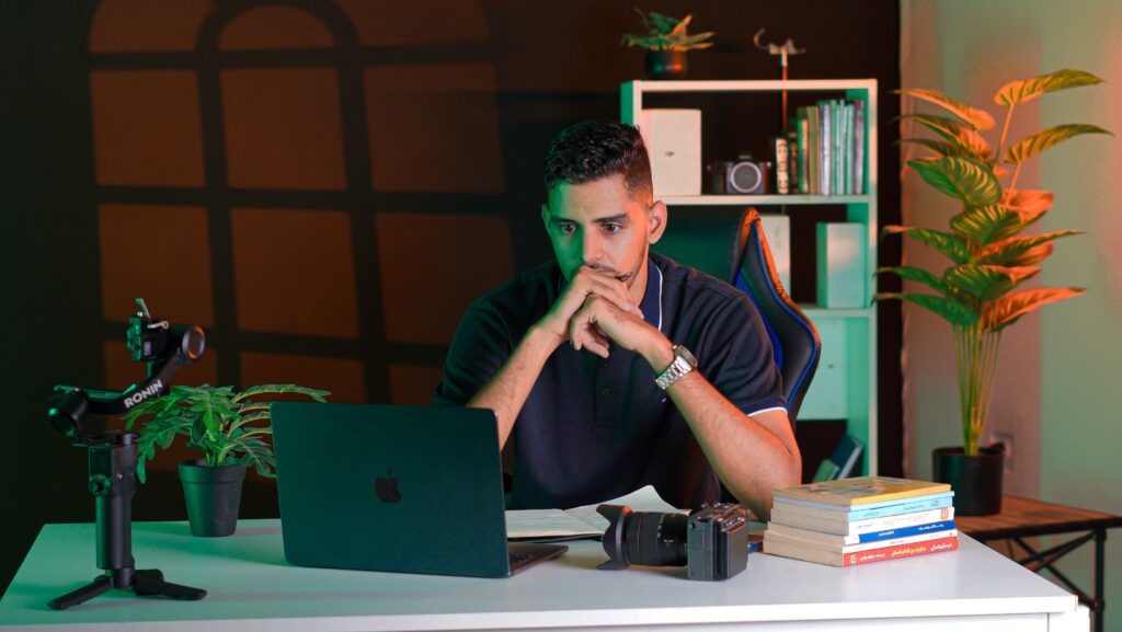 Persona concentrada trabajando en su escritorio, un ejemplo de aprender a decir que no para proteger el foco