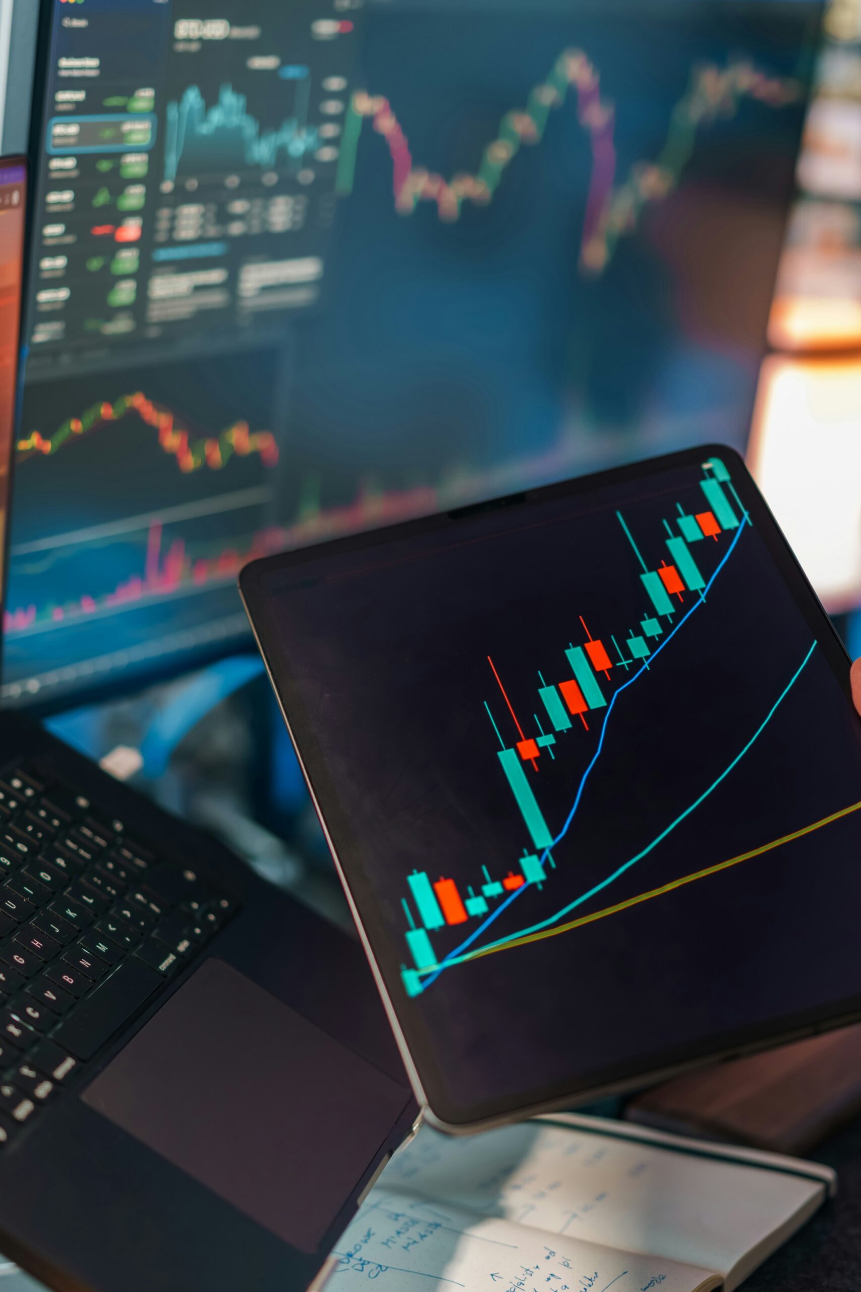 Gráficos de trading en pantallas que ilustran el gasto en inteligencia artificial y su efecto en el mercado