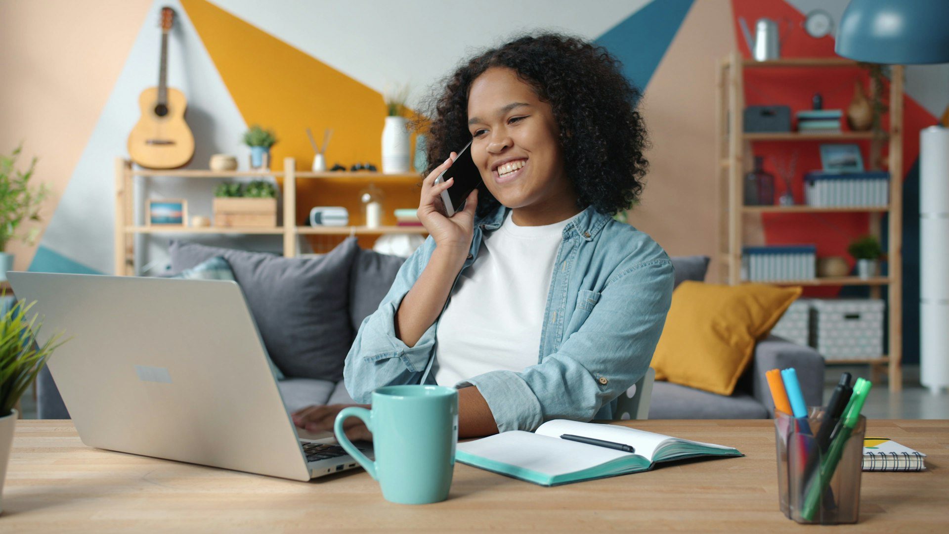 Persona revisando microaprendizaje corporativo desde el celular en una pausa
