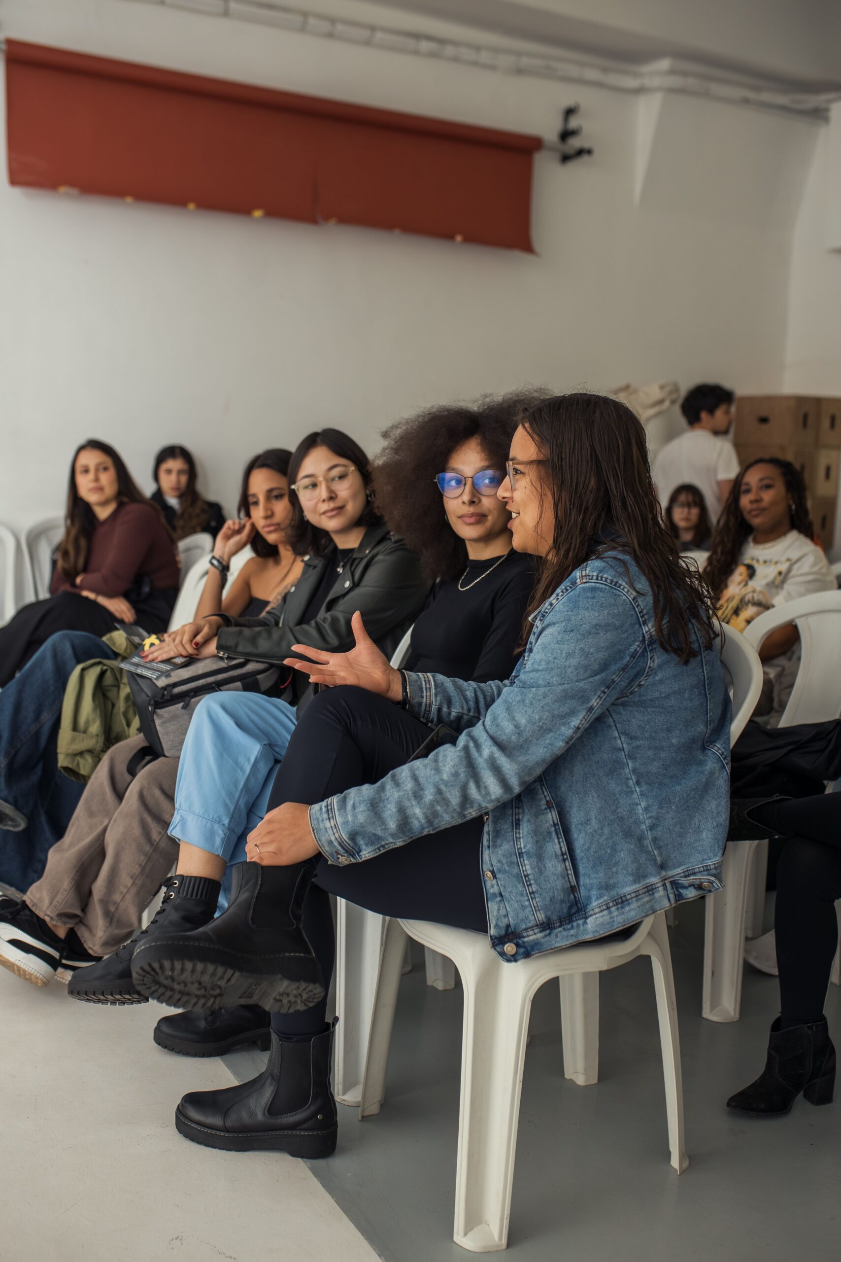 Grupo diverso de profesionales colaborando para cerrar la brecha de habilidades en un taller