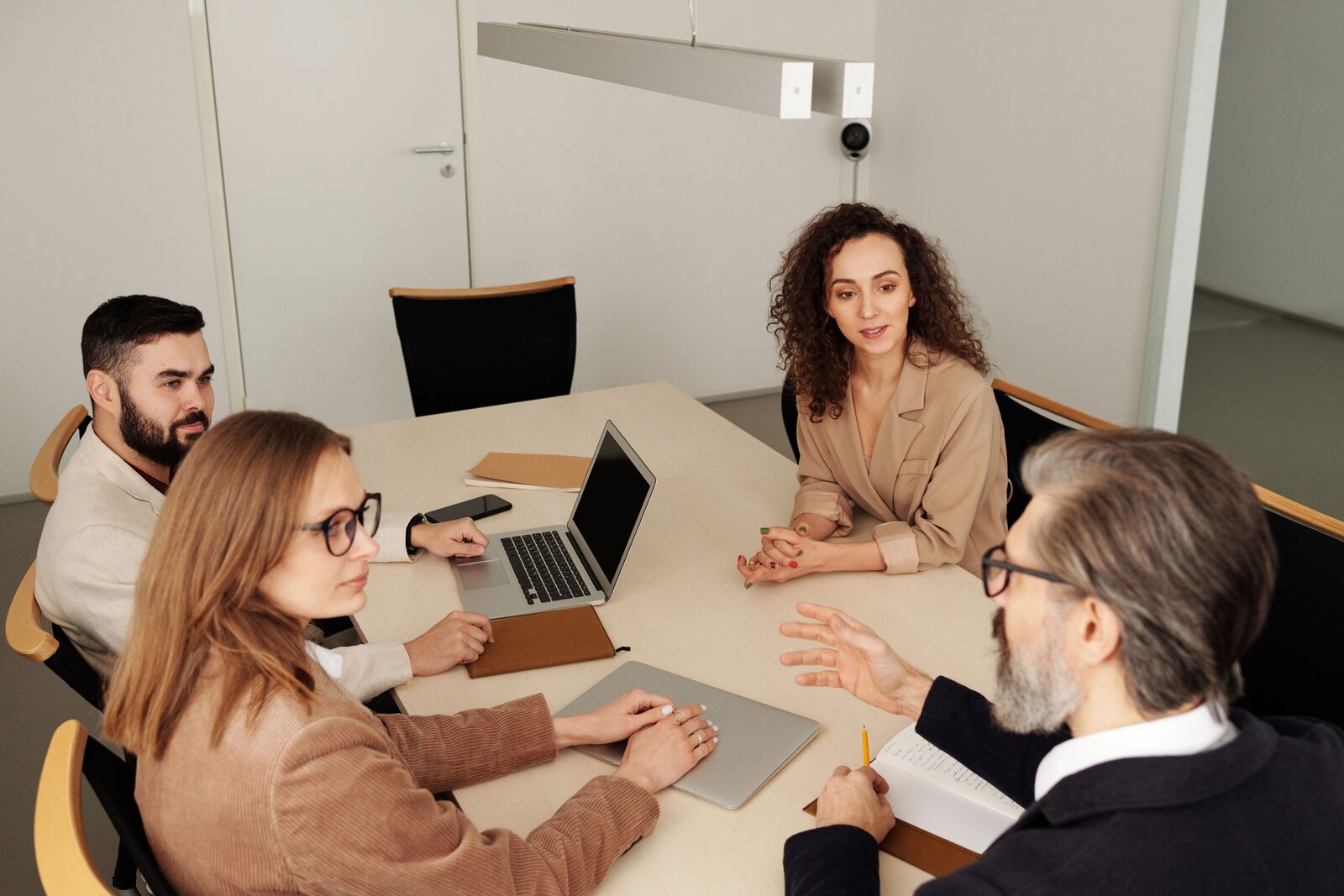 Equipo profesional negociando en una mesa de oficina, ejemplo de poder de negociación en una empresa