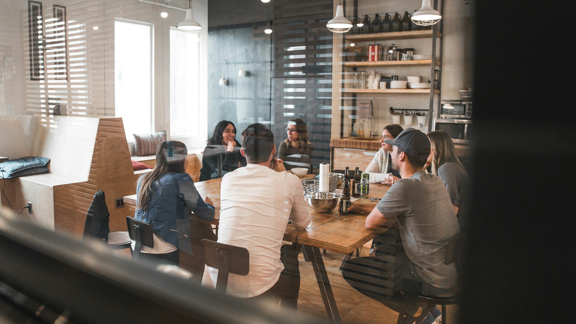 Equipo construyendo seguridad psicológica en el equipo durante una reunión de trabajo