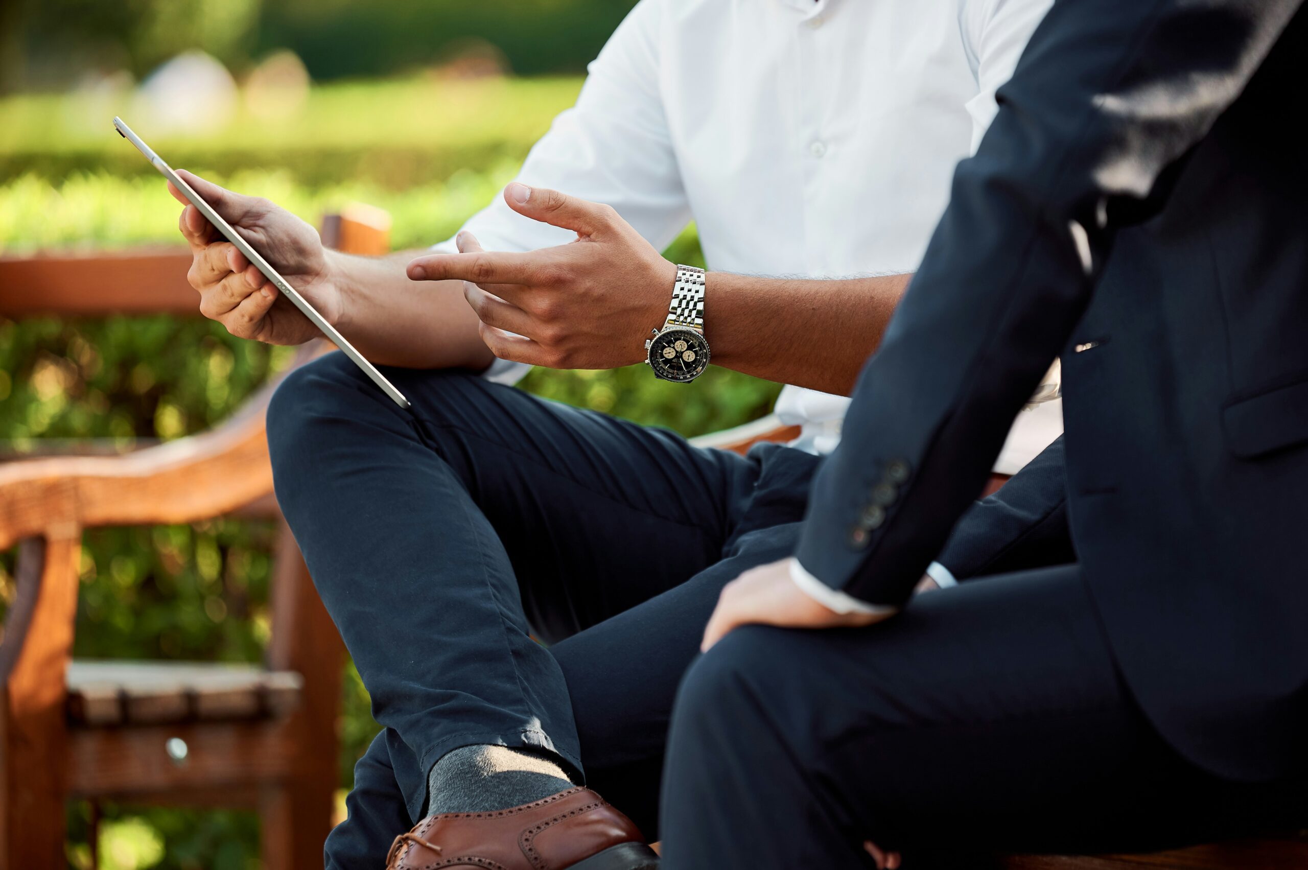 Dos ejecutivos conversando en una sesión de coaching interno vs externo