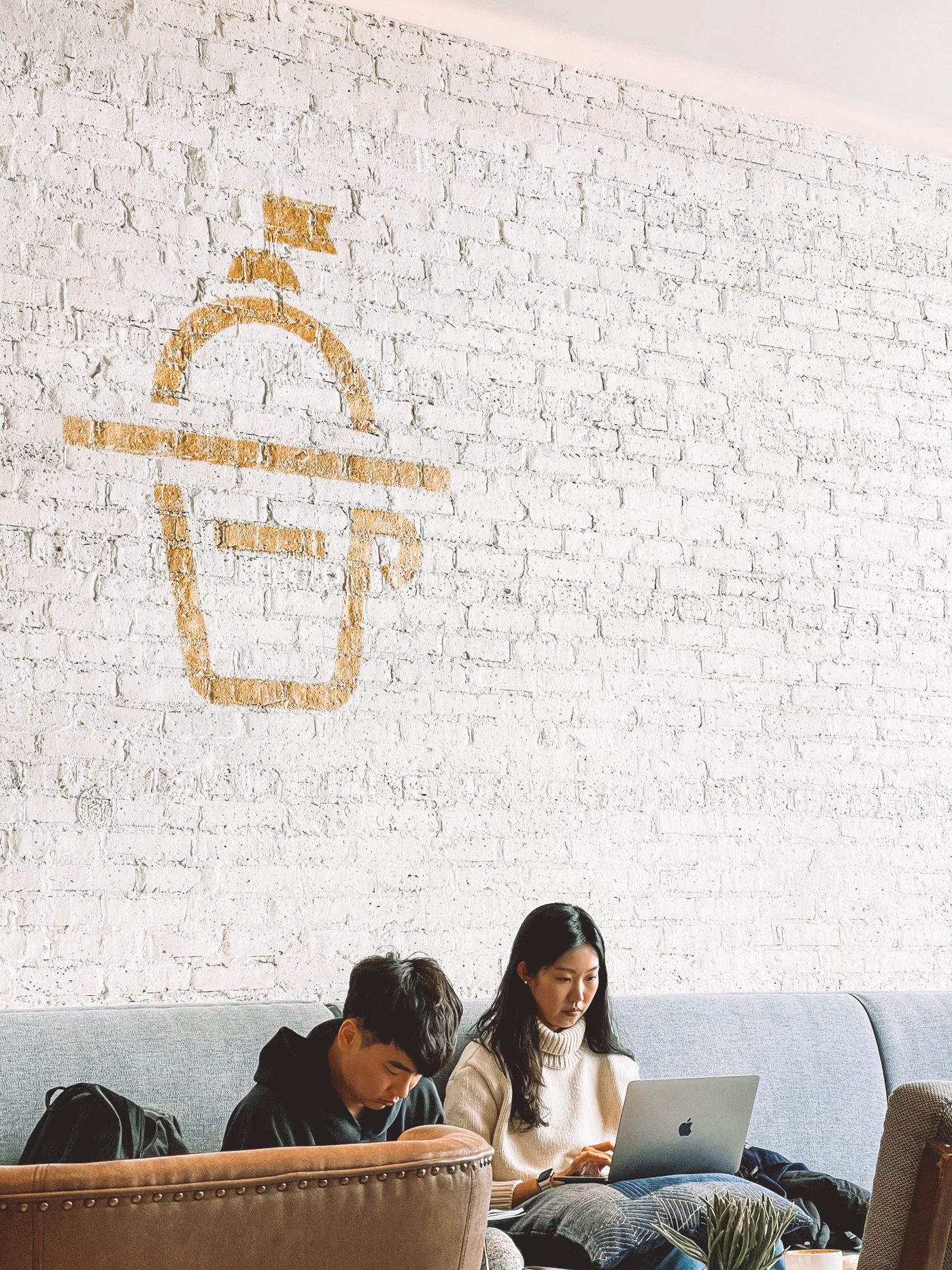 Laptop y taza de café sobre un escritorio, imagen sobre diferencial profesional
