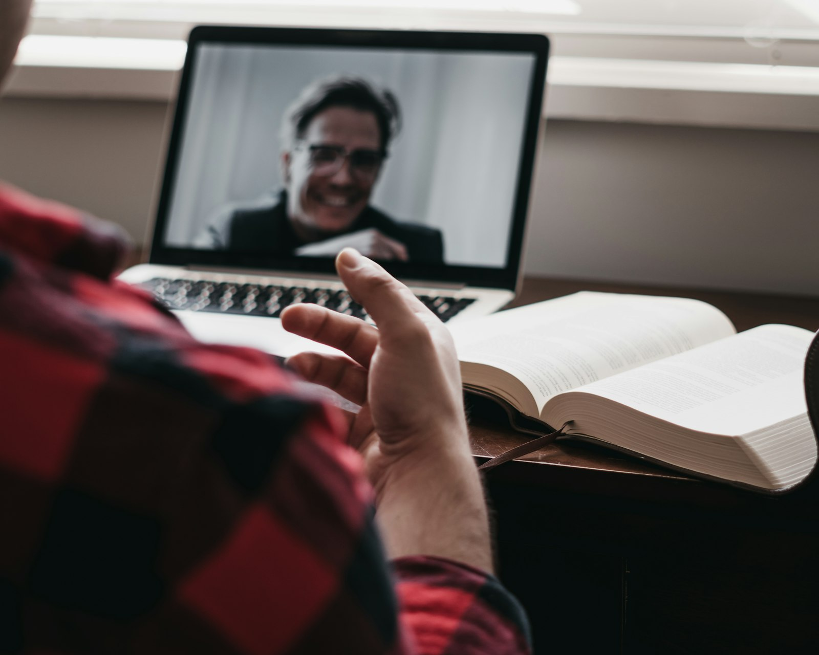 Equipo en una videollamada, ejemplo de engagement en capacitaciones online