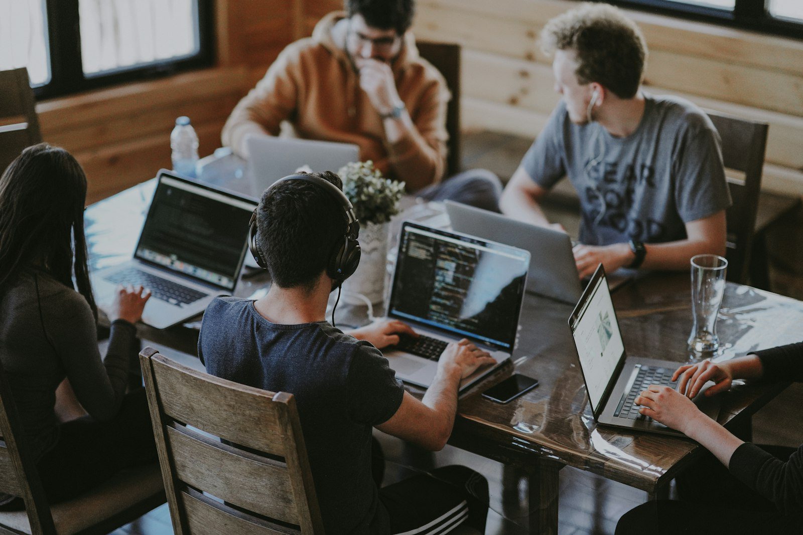 Equipo de trabajo aplicando lo aprendido en una reunión, ejemplo de transferencia del aprendizaje